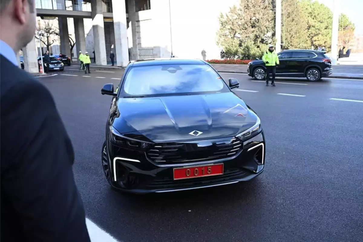 Bakan Kacır bütçe görüşmelerine Togg'un yeni modeli T10F ile geldi