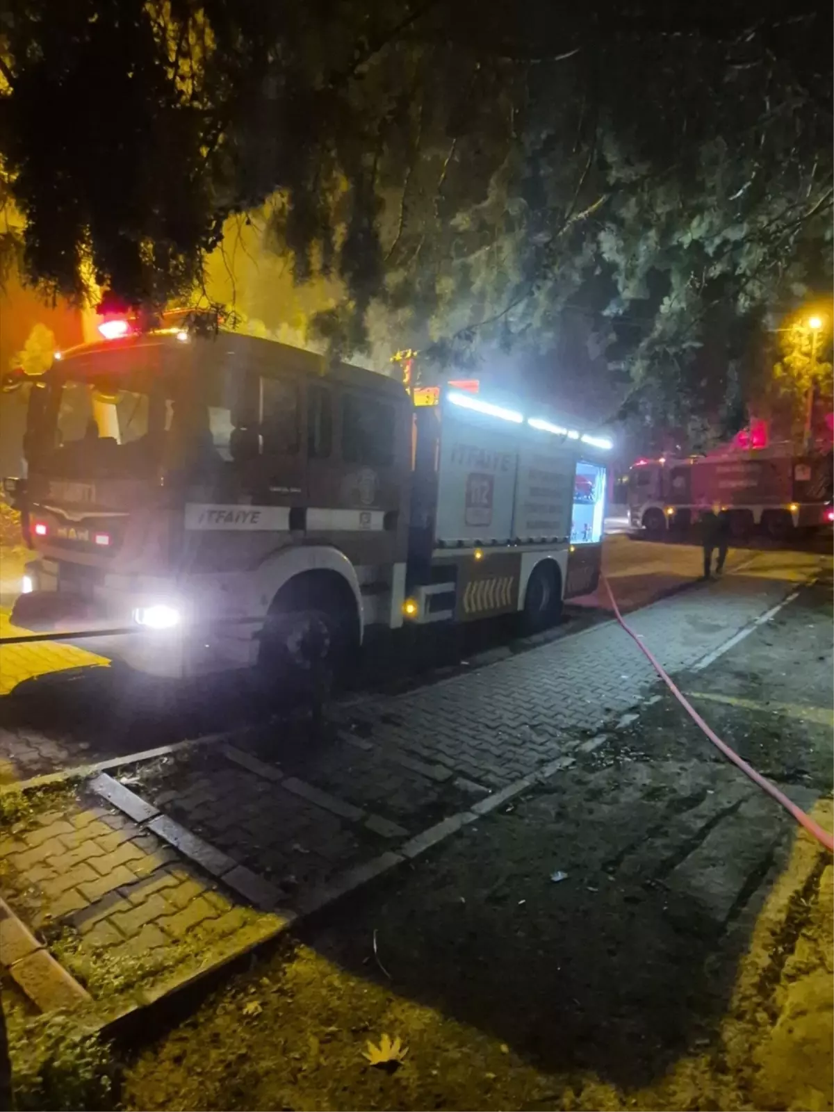 Balıkesir'de iş yerinde çıkan yangında 2 kişi dumandan etkilendi