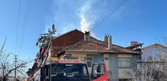 Banaz'da çatıda çıkan yangın söndürüldü