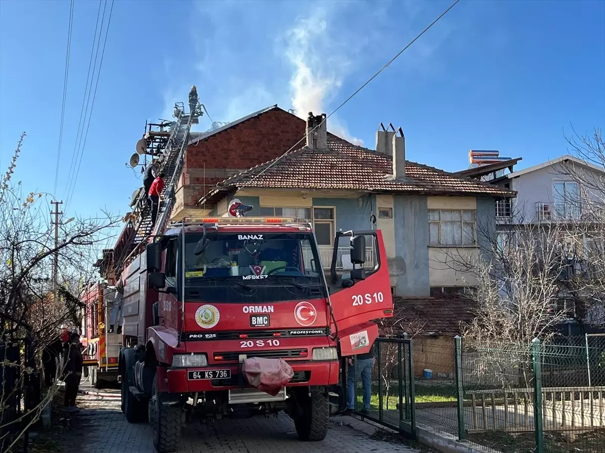 Banaz'da çatıda çıkan yangın söndürüldü