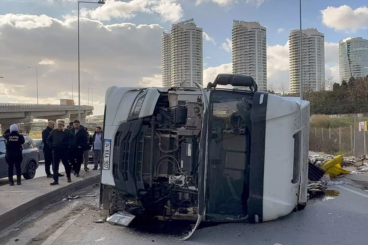 Başakşehir'de çekyat malzemeleri yüklü hafriyat kamyonu devrildi