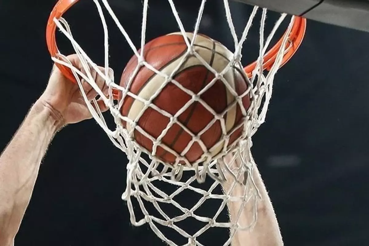Basketbol maçında hakeme kafa attı