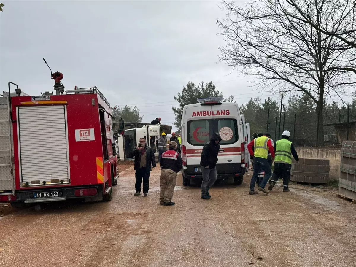 Bilecik'te devrilen hafriyat kamyonunun sürücüsü yaralandı