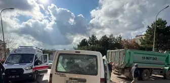 Bilecik'te hafif ticari araç ile kamyonun çarpışması sonucu 4 kişi yaralandı