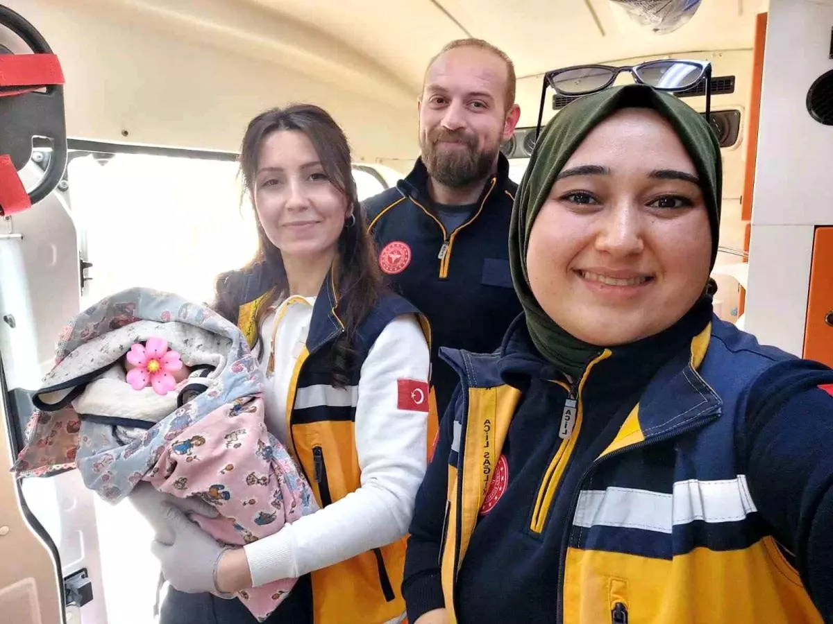 Bozdoğanlı ailenin bebeği ambulansta dünyaya geldi