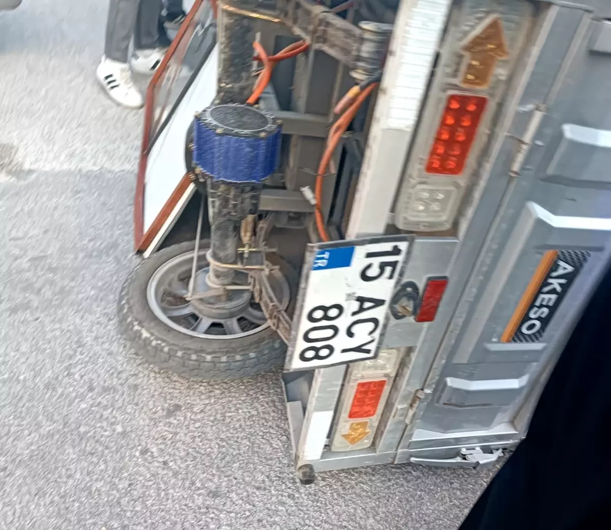 Burdur'da minibüsle üç tekerlekli motosiklet çarpıştı: 2 yaralı
