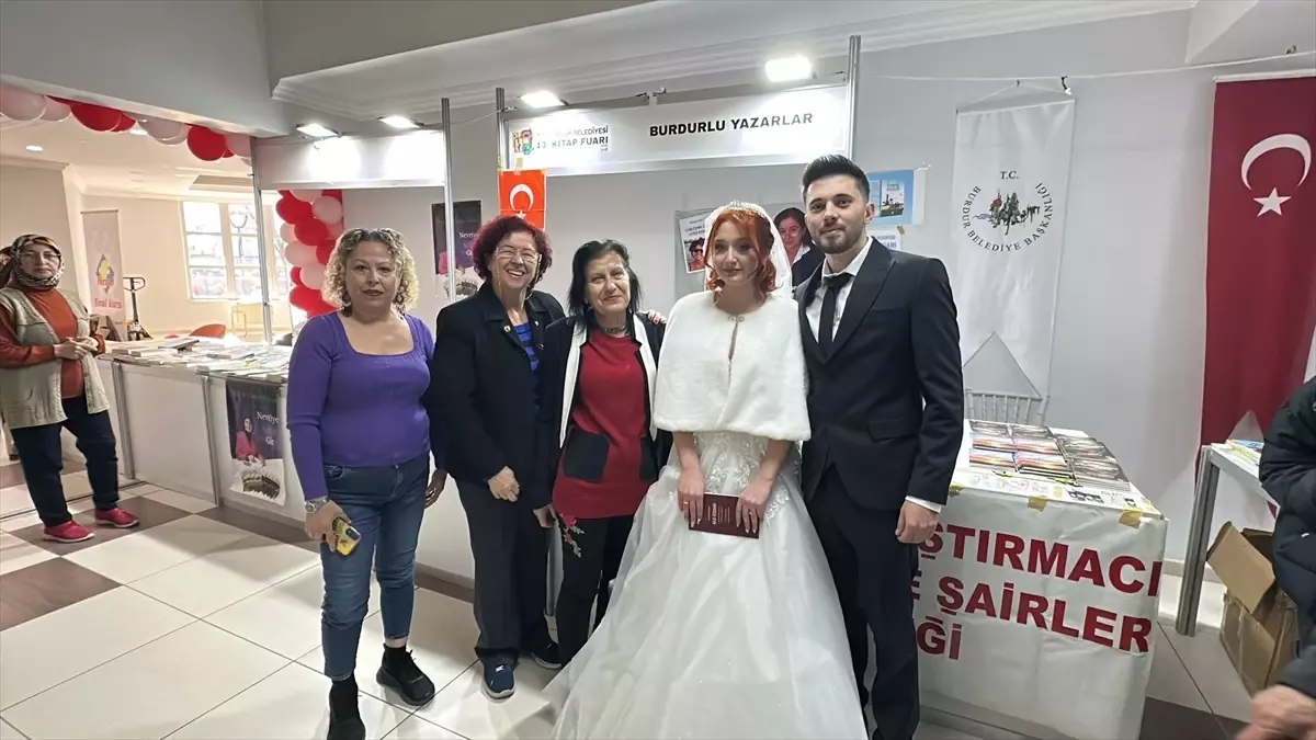 Burdur'da yeni evlenen çift, kitap fuarını ziyaret etti