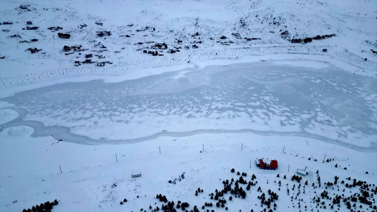Bayburt'taki Aydıntepe Göleti'nin yüzeyi buz tuttu