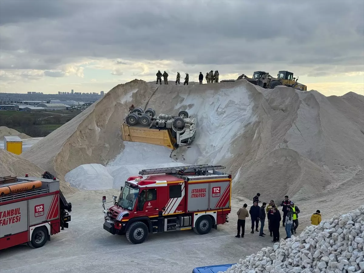 Çatalca'da taş ocağında devrilen hafriyat kamyonunun kasası ve şasisi arasında sıkışan işçi öldü