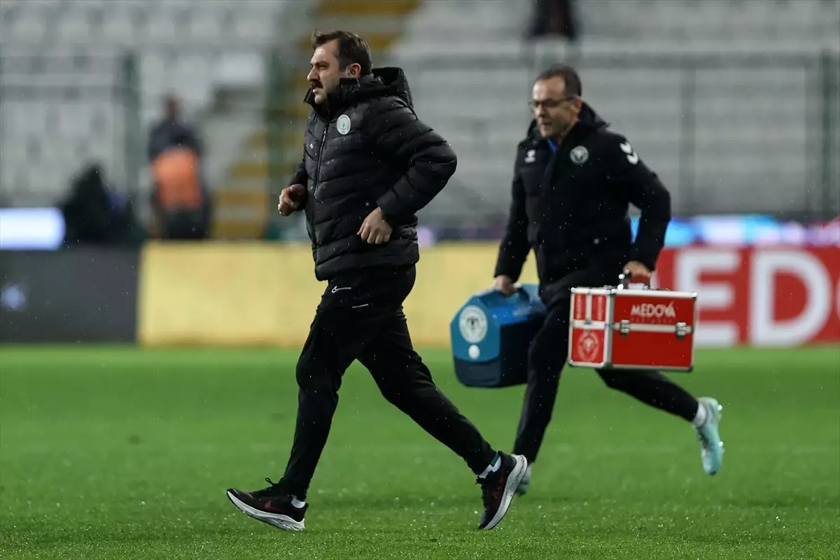 Çaykur Rizespor'da kulüp doktoru rahatsızlanınca yeşil sahada başhekim görev yaptı