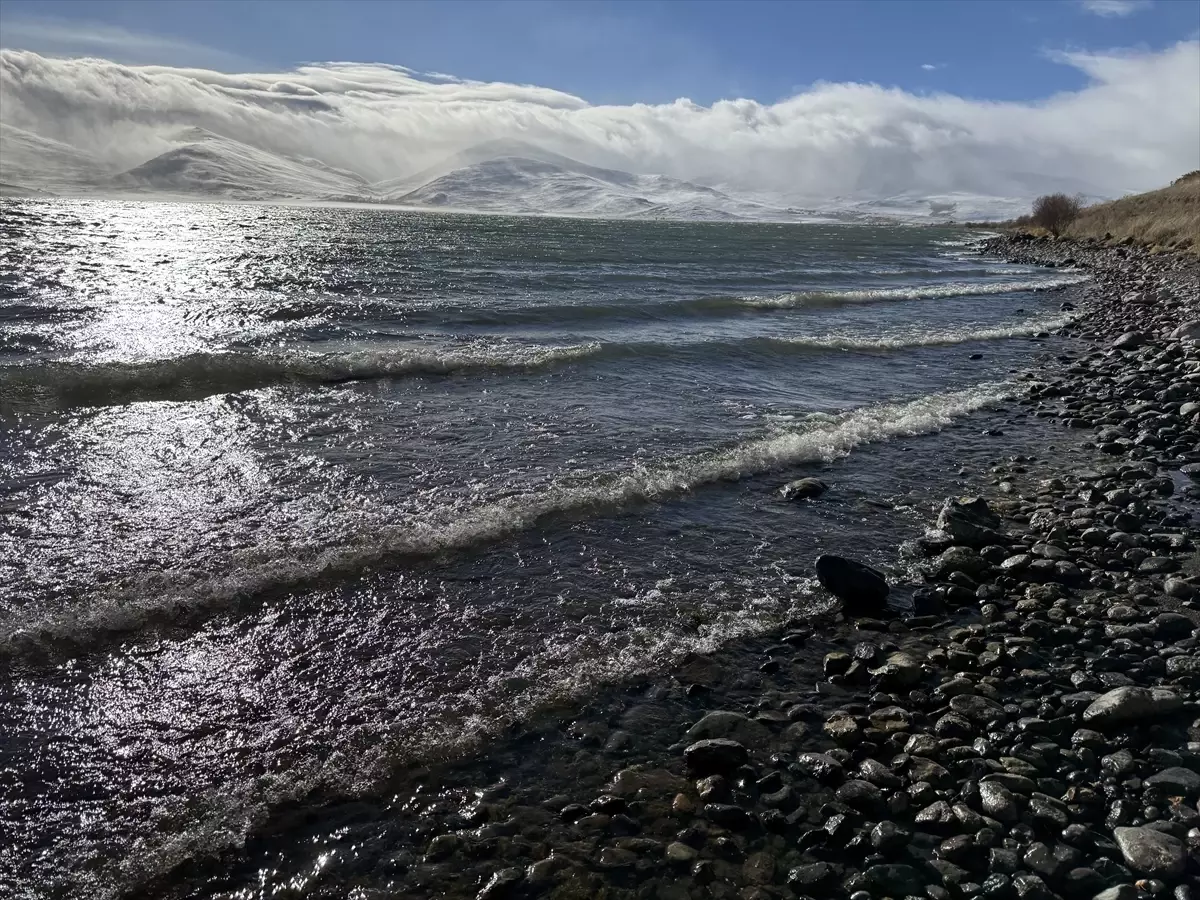 Çıldır Gölü'nün donan kıyıları dalgaların etkisiyle çözüldü
