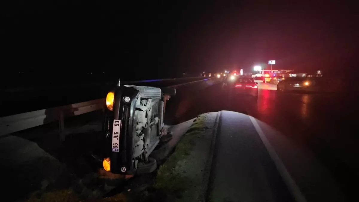 Çorum'da devrilen otomobildeki 1'i bebek 3 kişi yaralandı