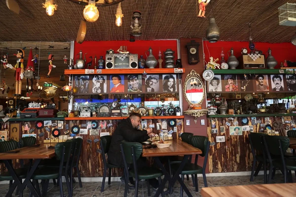 Dedesinin 85 yıllık sefer tasıyla başladığı antika koleksiyonunu restoranında sergiliyor