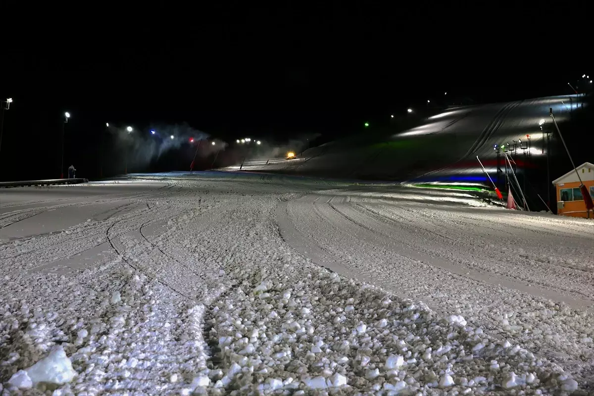 Depolanan kar ve suni karlamayla Palandöken'de kayak heyecanı başlıyor