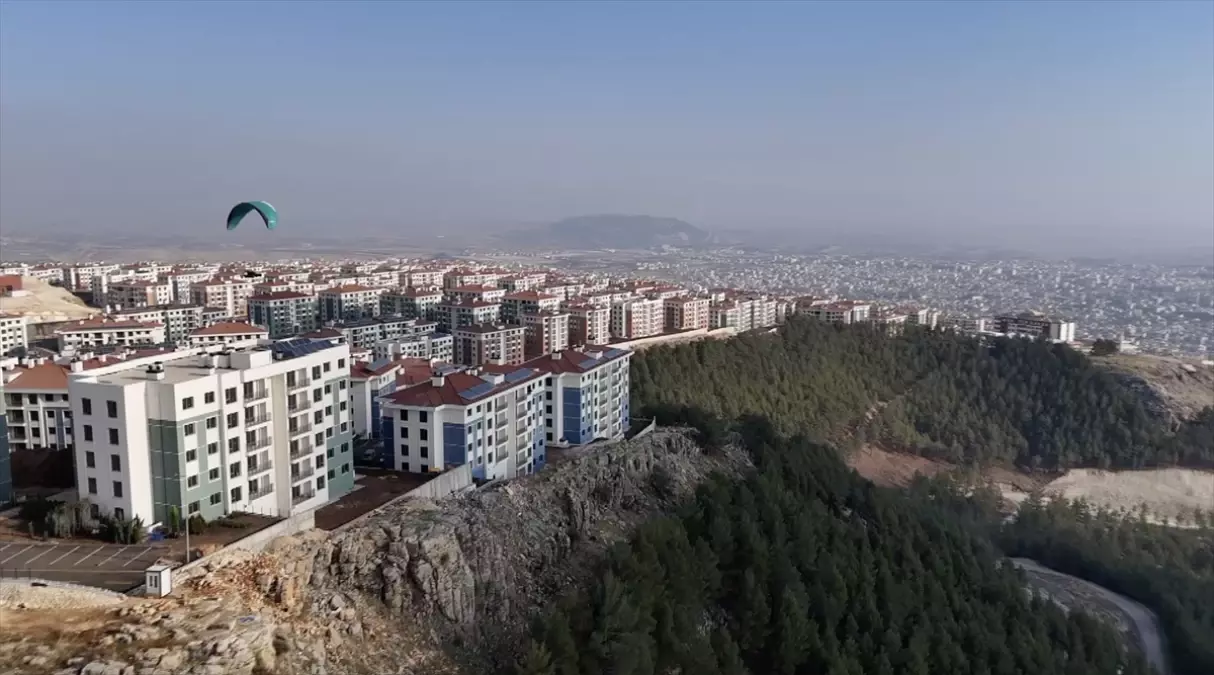 Deprem sonrası dönüşen İndere, yamaç paraşütçülerinin yeni rotası oldu