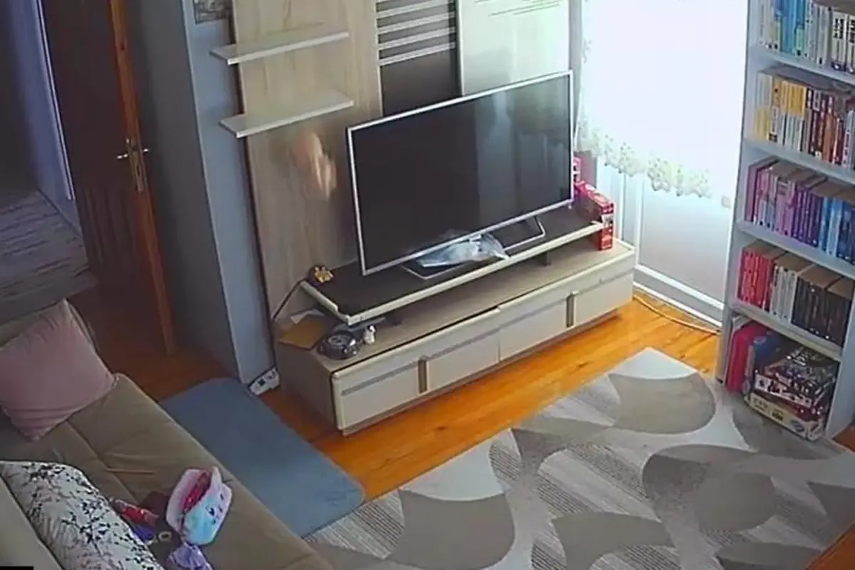 Depremin şiddetini gözler önüne seren görüntü! Beşik gibi sallandı