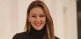 Derin göğüs dekolteli kıyafetiyle bakışları üzerine topladı! Tüm düğmeler açık