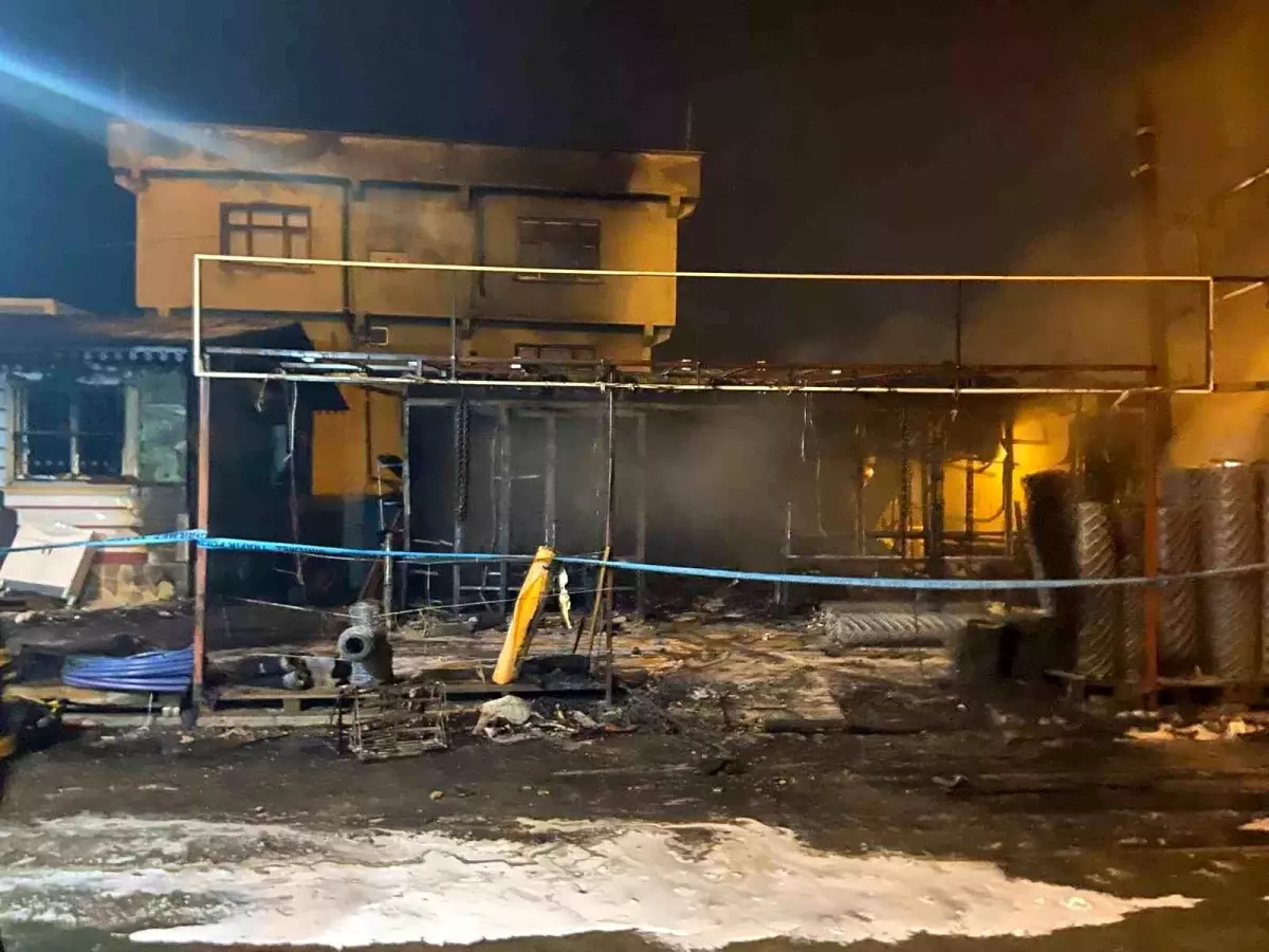 Diyarbakır'da hırdavat dükkanı alevlere teslim oldu