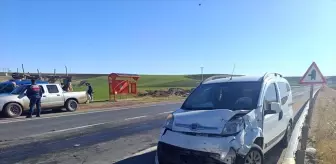 Diyarbakır'da otomobil ile hafif ticari aracın çarpıştığı kazada 4 kişi yaralandı