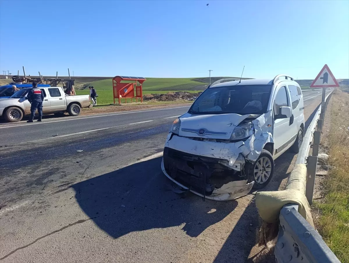 Diyarbakır'da otomobil ile hafif ticari aracın çarpıştığı kazada 4 kişi yaralandı