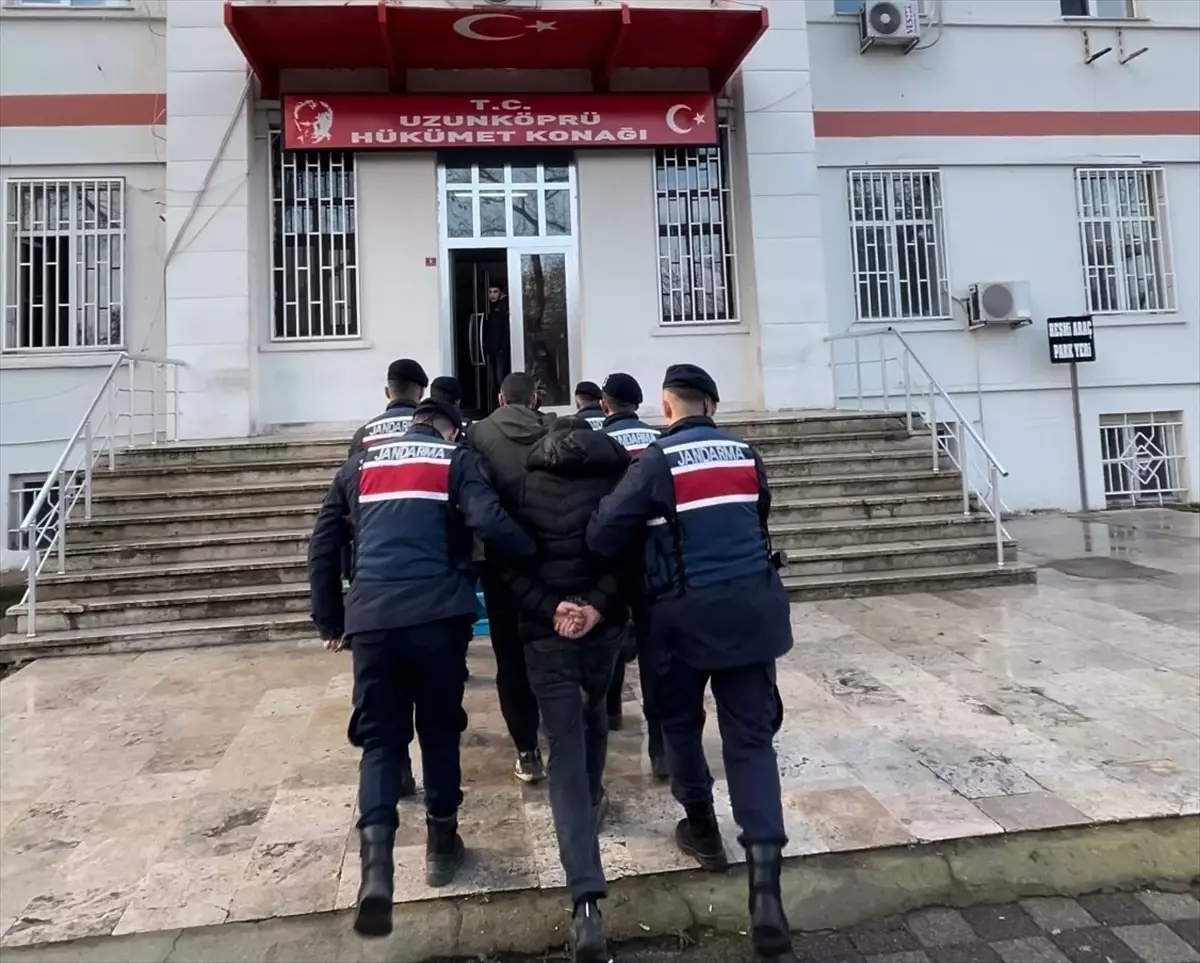 Edirne'de göçmen kaçakçılığı iddiasıyla 3 kişi tutuklandı