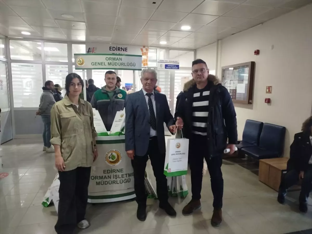 Edirne Tapu Müdürlüğünde işlem yaptıranlara fidan hediye edildi