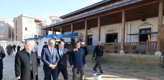 Edirne Valisi Sezer, restorasyonu süren Muradiye Camisi'nde incelemede bulundu