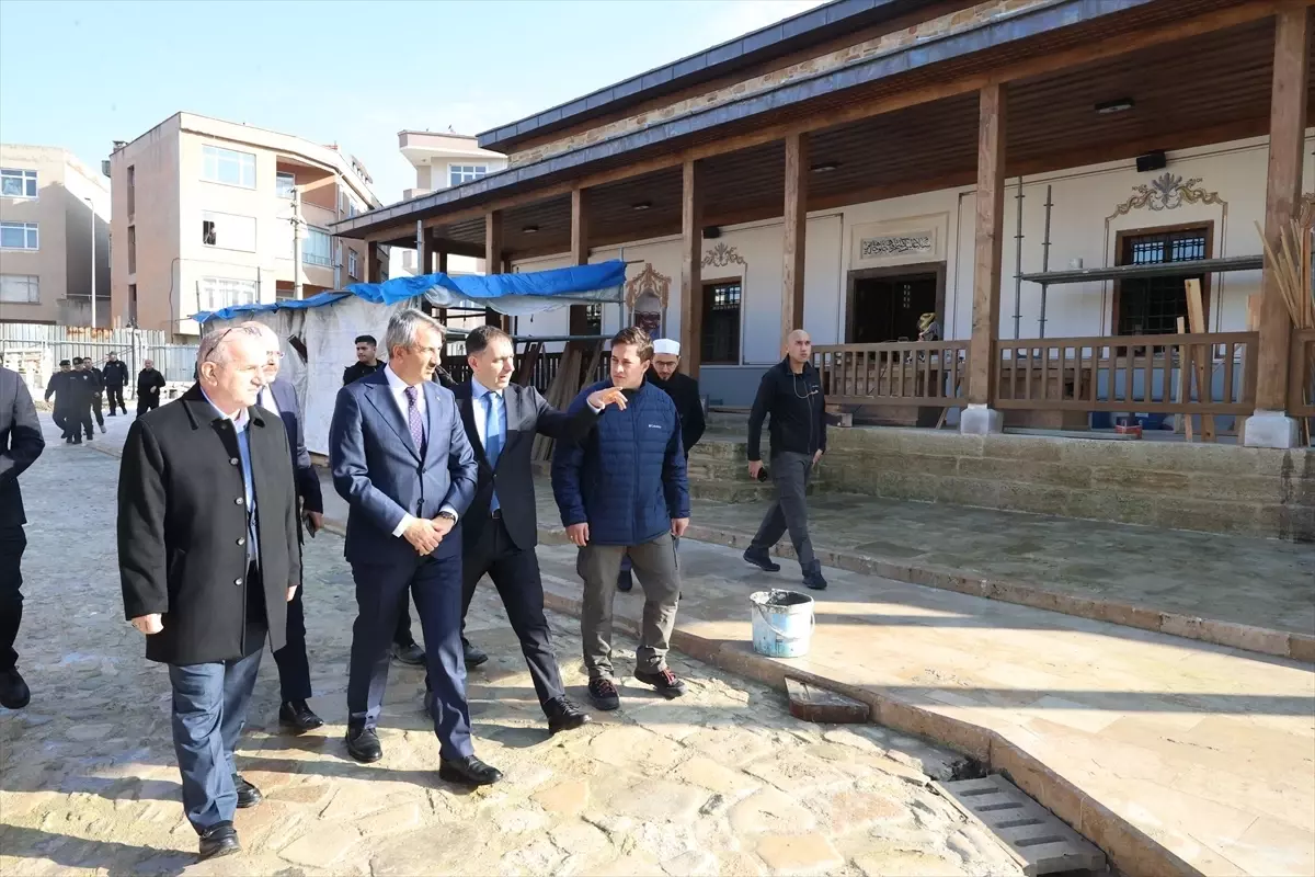 Edirne Valisi Sezer, restorasyonu süren Muradiye Camisi'nde incelemede bulundu