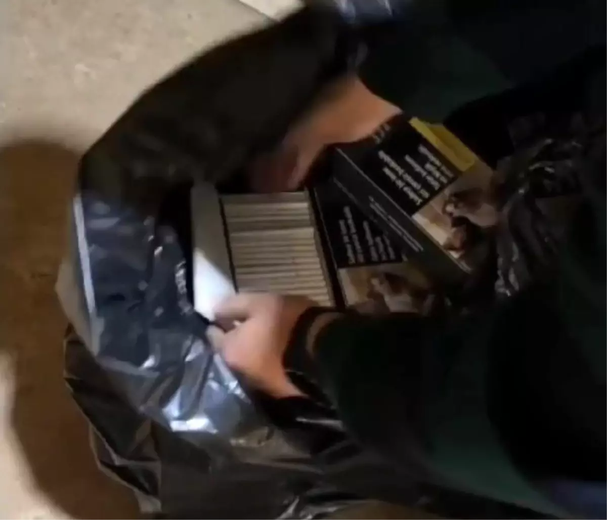 Efeler'de kaçak sigara operasyonu: 2 gözaltı