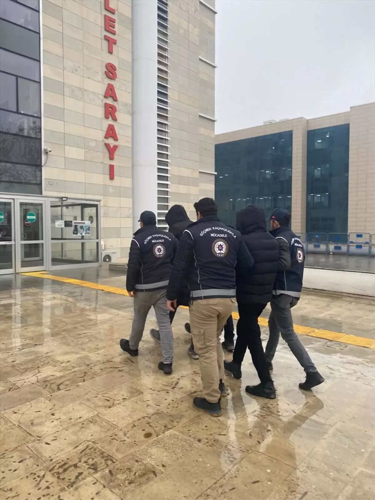 Elazığ'da 16 düzensiz göçmen yakalandı, 2 zanlı tutuklandı