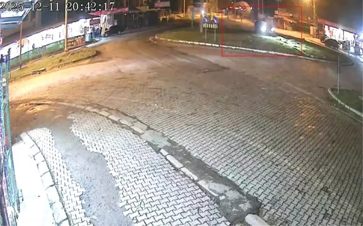 Elazığ'da kontrolü kaybedilen otomobil kavşaktaki refüje çıktı: 1 yaralı