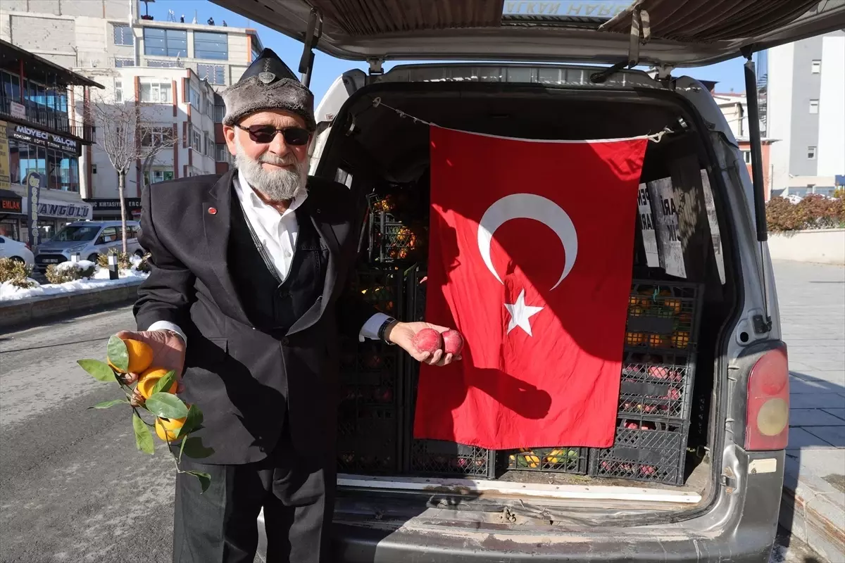 'Elmacı Dede' Hakkari'deki askerlere elma ve mandalina getirdi