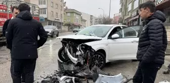 Erzurum'da 2 otomobil çarpıştı, 4 kişi yaralandı