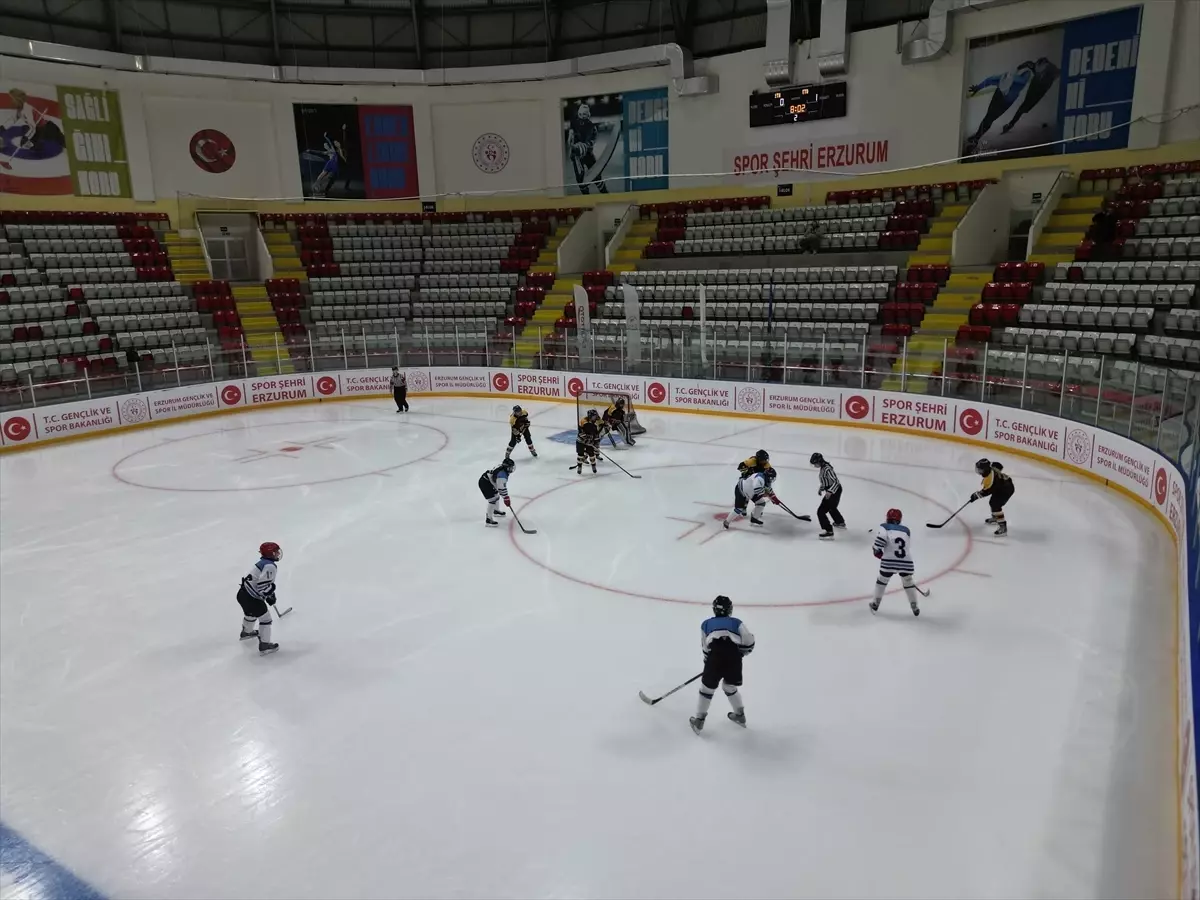 Erzurum'da Buz Hokeyi Kış Spor Oyunları'nın çeyrek final maçları yapıldı