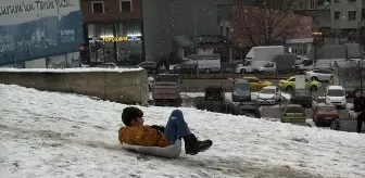 Erzurum'da kar yağışını fırsat bilen çocuklar mahalle aralarında poşet ve kızakla kaydı