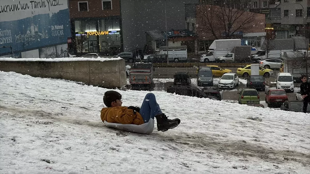 Erzurum'da kar yağışını fırsat bilen çocuklar mahalle aralarında poşet ve kızakla kaydı