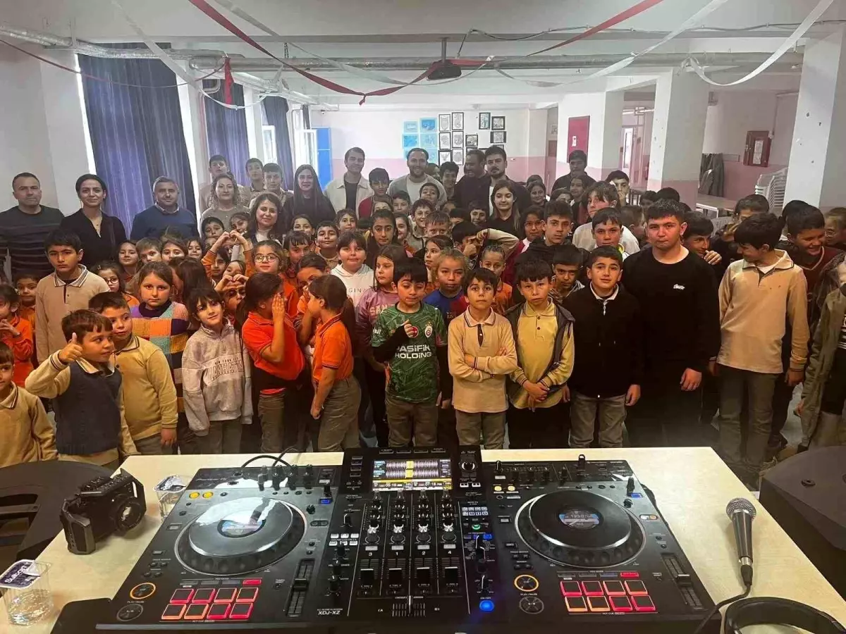 Eskişehir'de öğrenciler DJ ile buluştu
