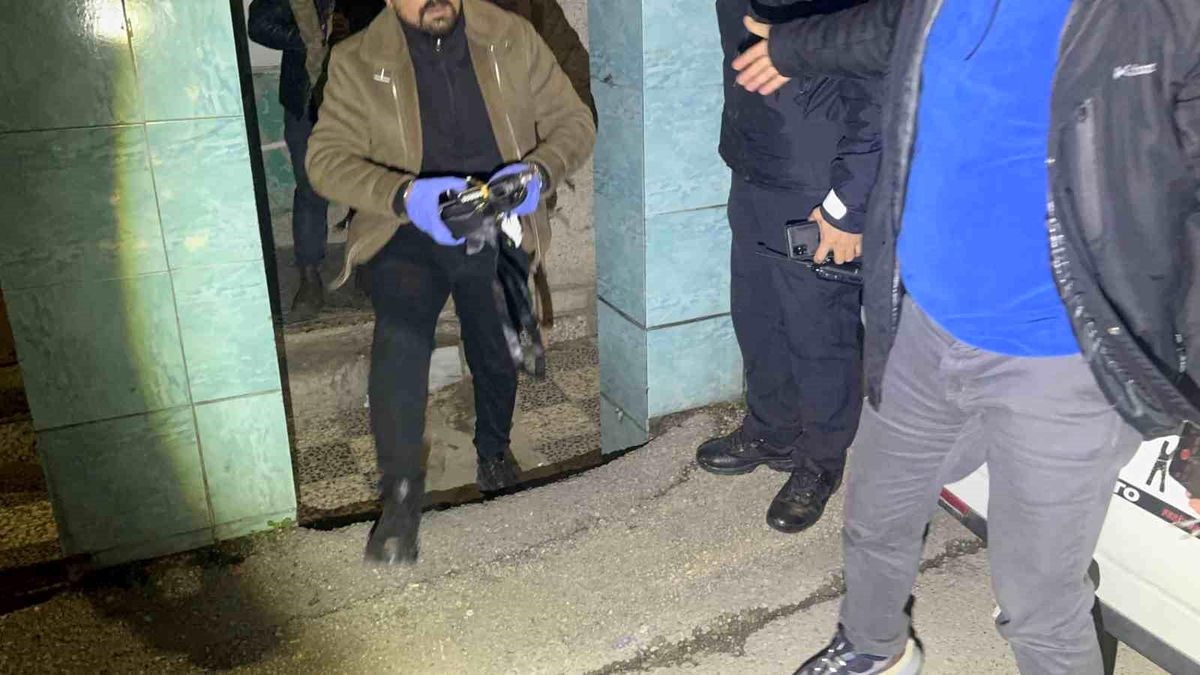 Eve yapılan baskında cephanelik çıktı, arama sırasında polise saldırdılar