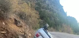 Feke'de takla atan otomobildeki 2 kişi yaralandı