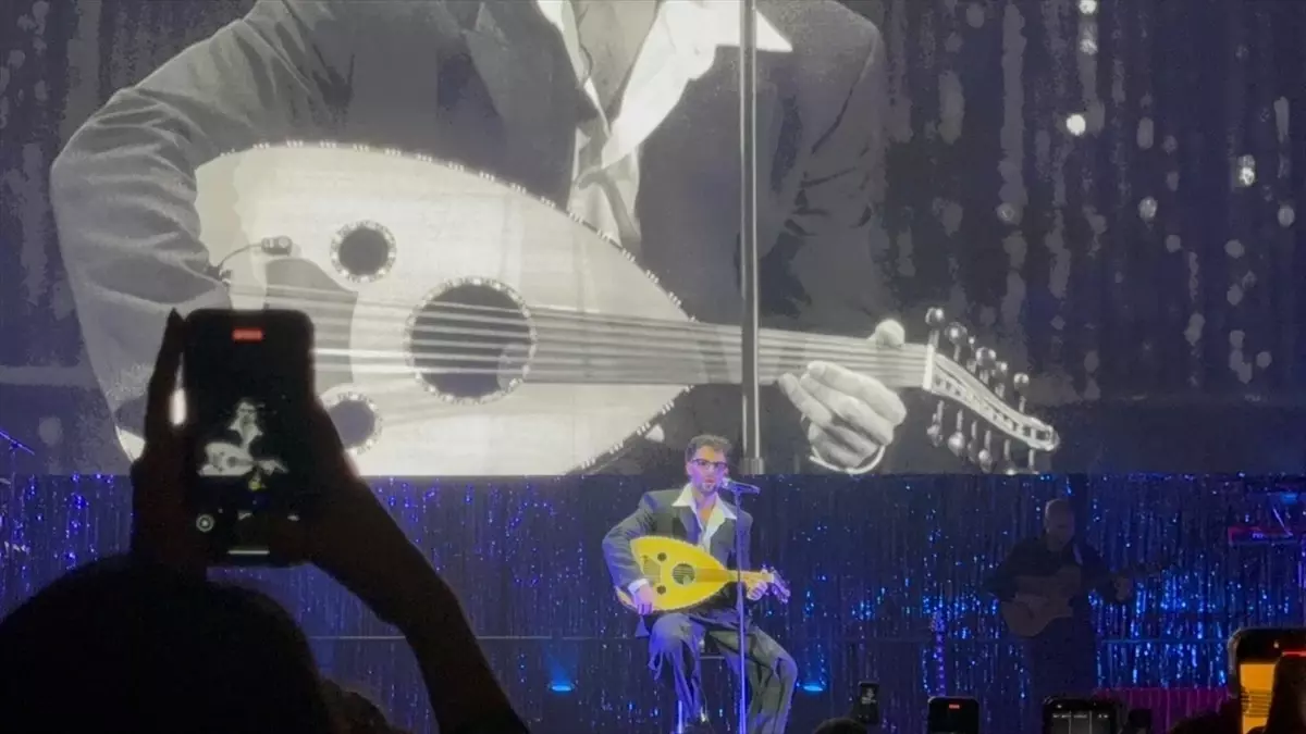 Filistinli şarkıcı Saint Levant, İstanbul konserinde 'Özgür Filistin' çağrısı yaptı