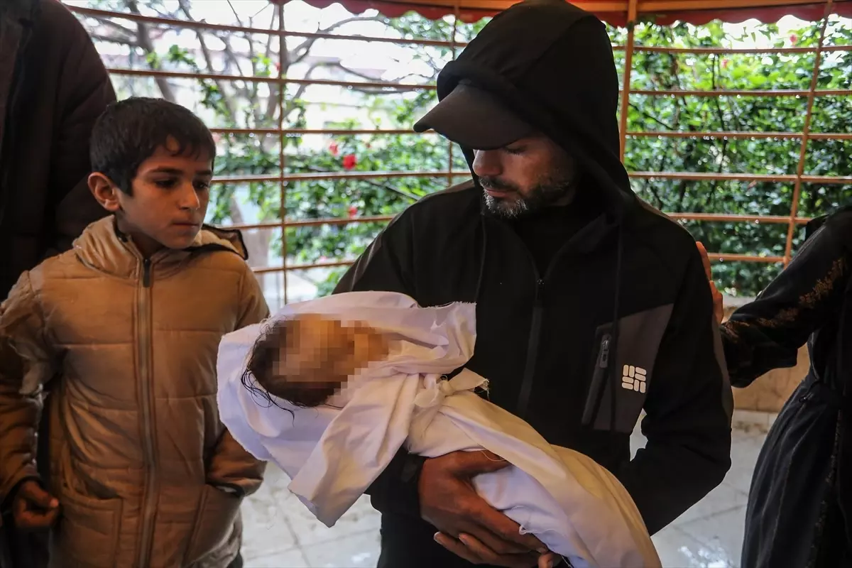 Gazze'deki Sağlık Bakanlığı: Su altında kalan çadırda bir bebek soğuktan öldü