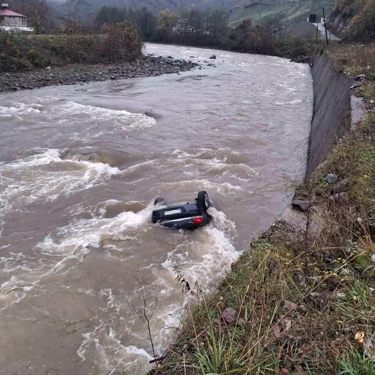 Giresun'da araç dereye uçtu: 2 ölü