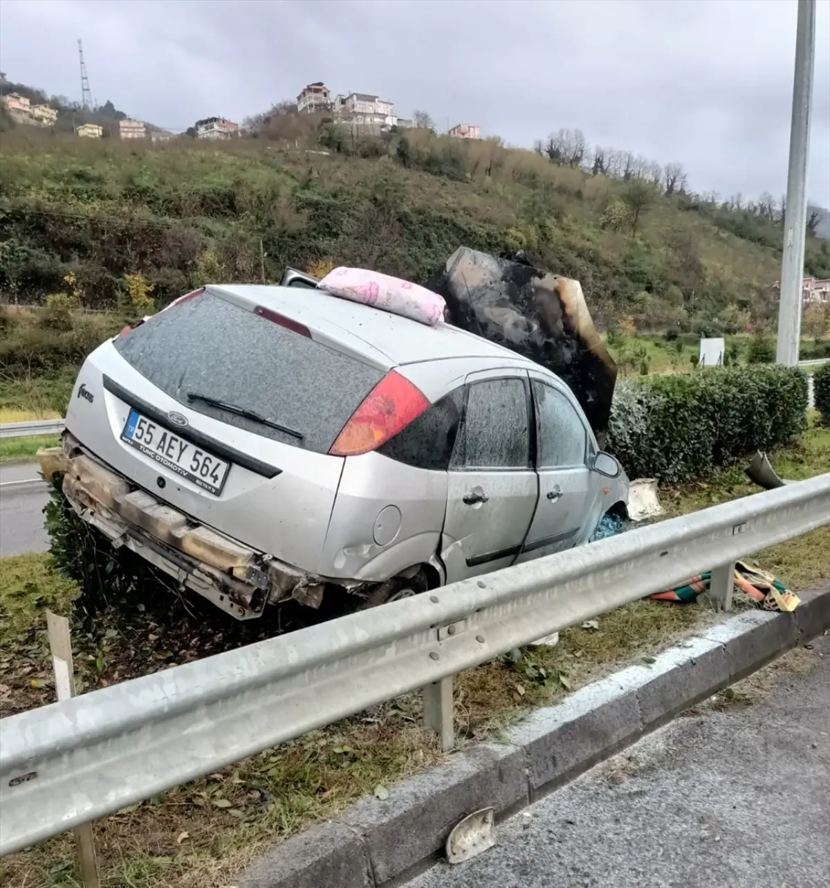 Giresun'da bariyerlere çarpan otomobilin sürücüsü yaralandı