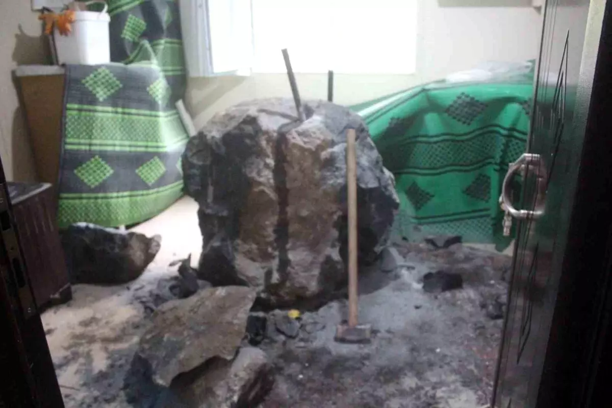 Giresun'da riskli bölgedeki kayalar kaldırılırken kopan kaya parçası evin içerisine girdi