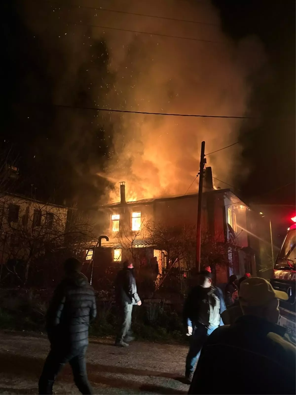 Göynük'te ahşap evde çıkan yangın söndürüldü