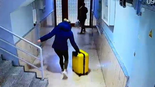 Güllü'nün kızı kaçış için her şeyi göze almış! İşte tır dorsesinde gitmek istedikleri ülke Güllü'nün kızı kaçış için her şeyi göze almış! İşte tır dorsesinde gitmek istedikleri ülke