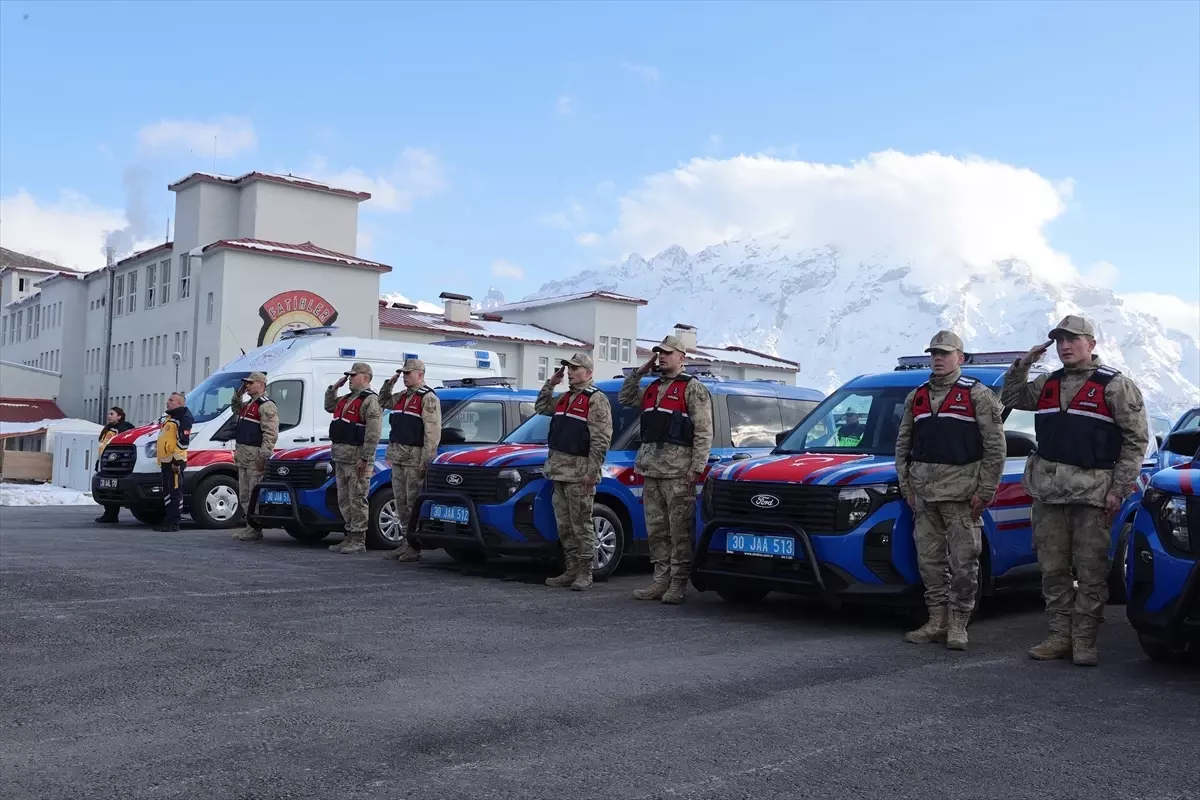 Hakkari'ye tahsis edilen 40 araç ve 5 ambulans törenle hizmete alındı