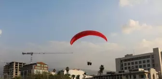 Hatay'da milli sporcu, yamaç paraşütüyle süzüldüğü gökyüzünden sırt paraşütüyle indi