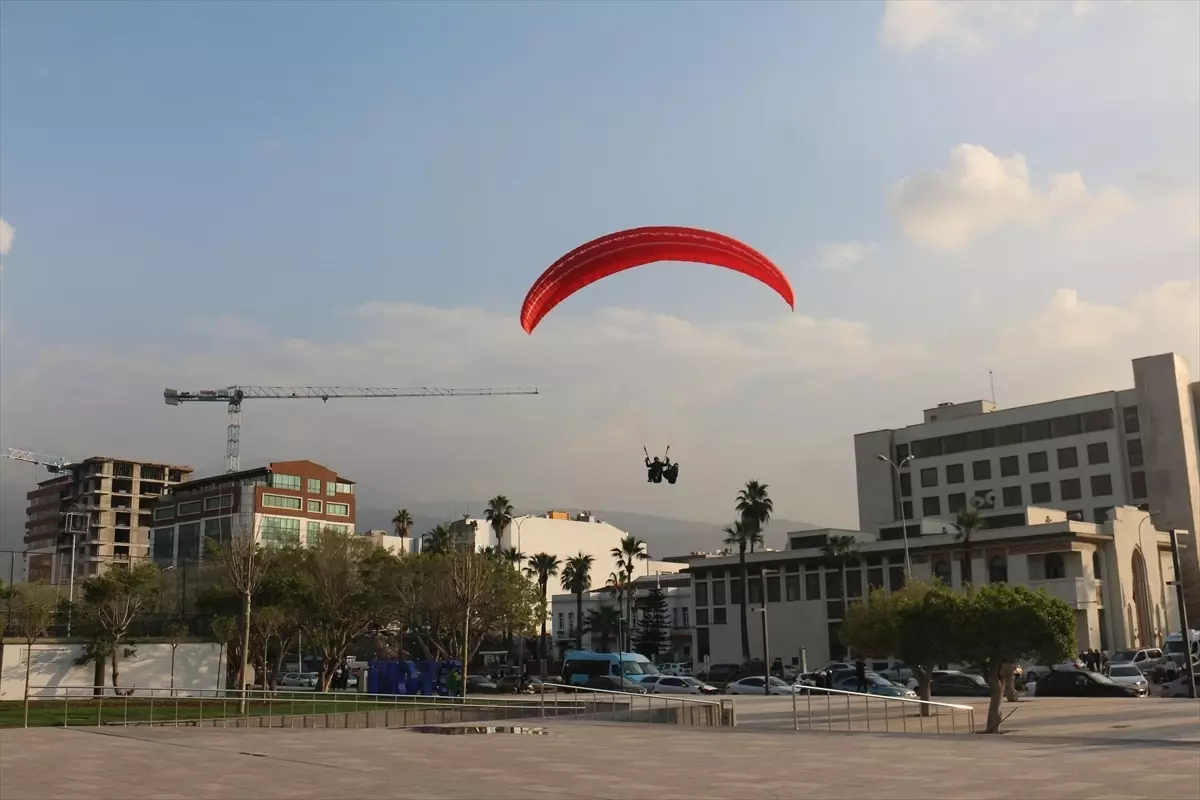 Hatay'da milli sporcu, yamaç paraşütüyle süzüldüğü gökyüzünden sırt paraşütüyle indi