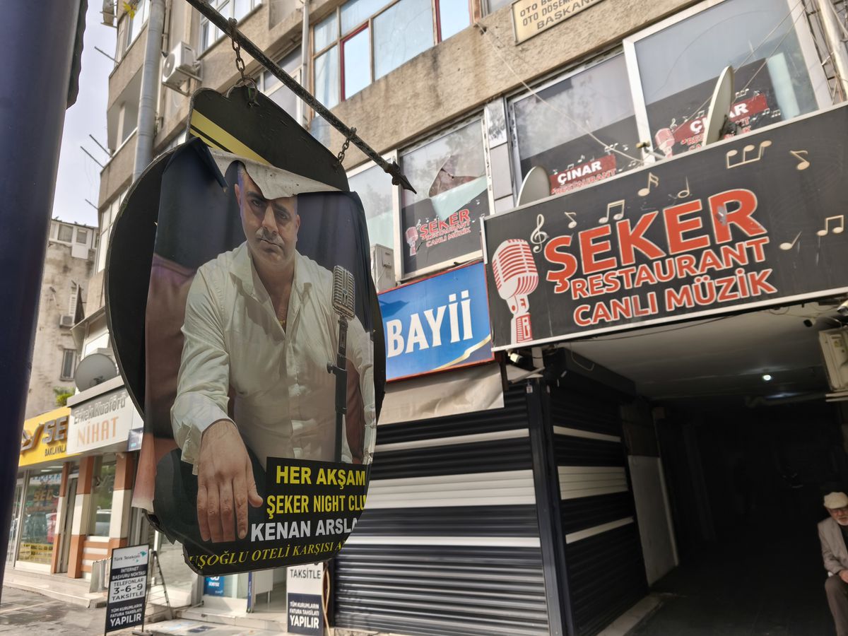 Hesabı ödemeyince mekandan atıldı, geri dönüp konuşma bahanesiyle solisti öldürdü